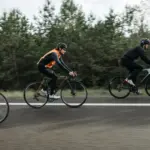 Un guardia civil de Tráfico critica la nueva norma de la DGT para adelantar ciclistas: «el día de la marmota»