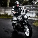 AEMET avisa de un otoño lluvioso: 6 revisiones clave en la moto antes de que llegue el agua