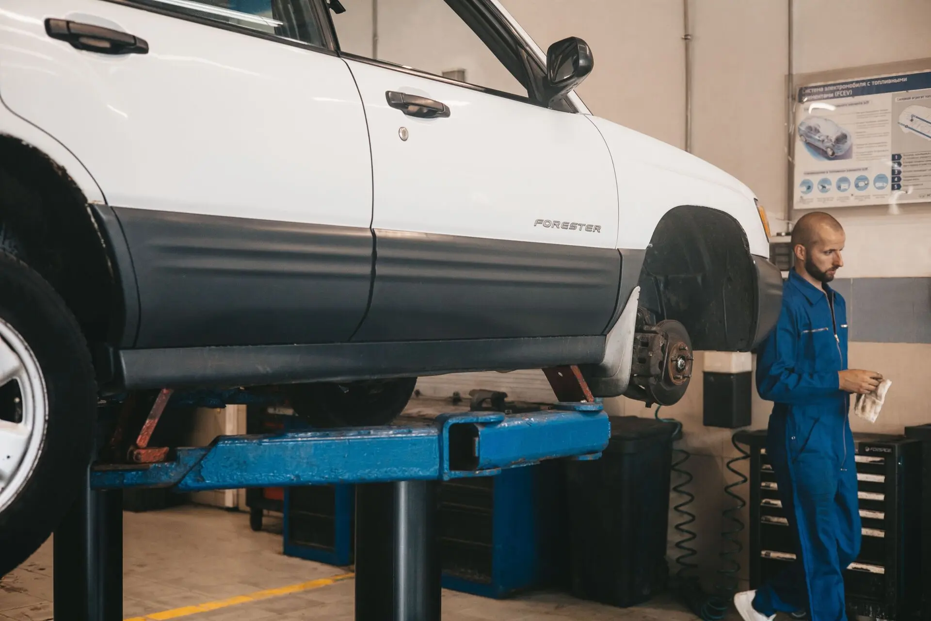 Un mecánico avisa: los coches caros de mantener disparan la factura del taller hasta 1.000 euros 1 Motor16 mantenimiento coche moderno