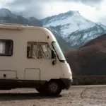 Seguro de autocaravana y camper: por qué la póliza del coche no cubre el habitáculo y cómo bajar la prima