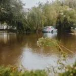 Seguro del coche ante una DANA: qué cubre la póliza por inundación y cuándo paga el Consorcio