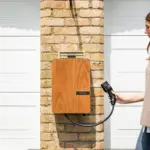 Qué debe cubrir el seguro de un coche eléctrico o híbrido enchufable: batería, recarga y asistencia