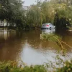 Qué cubre el seguro del coche ante una inundación, granizo o caída de árboles: el todo riesgo responde; a terceros no