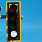 El semáforo con cuarta luz blanca que cambia la conducción autónoma y reduce retenciones en ciudad