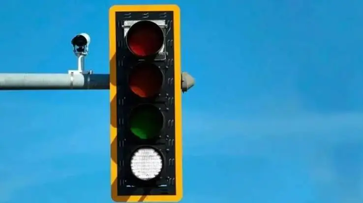 El semáforo con cuarta luz blanca que cambia la conducción autónoma y reduce retenciones en ciudad 1 Motor16 semaro con luz blanca Motor16
