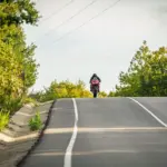 Hormigueo en las manos al rodar: la señal de túnel carpiano en moto que casi nadie toma en serio