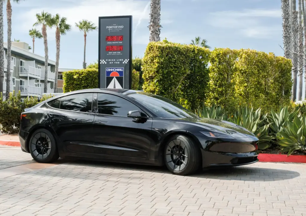 Tu Tesla Model 3 puede ser aún más eficiente con el paquete aerodinámico de Unplugged Performance 3 Motor16 unplugged performance tesla model 3 range booster package front passenger side Motor16
